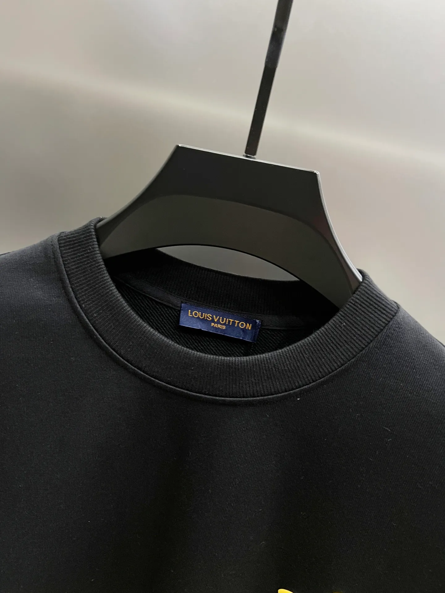 🅿️260 1v Louis* 2025 autumn and winter new style, customized double yarn fabric, round neck long-sleeved sweatshirt, classic large flower foaming technology design, high-end version! The same loose version for men and women S M L XL XXL five sizes color black white